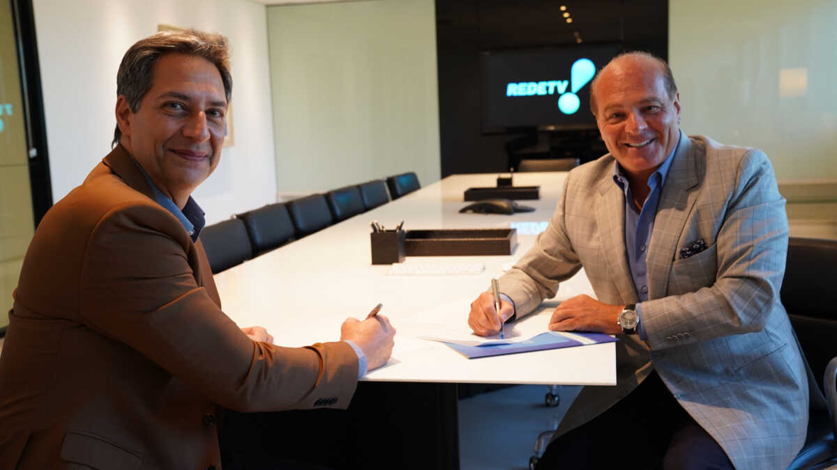 Luiz Ernesto Lacombe e Marcelo de Carvalho no momento da assinatura de contrato com a RedeTV!