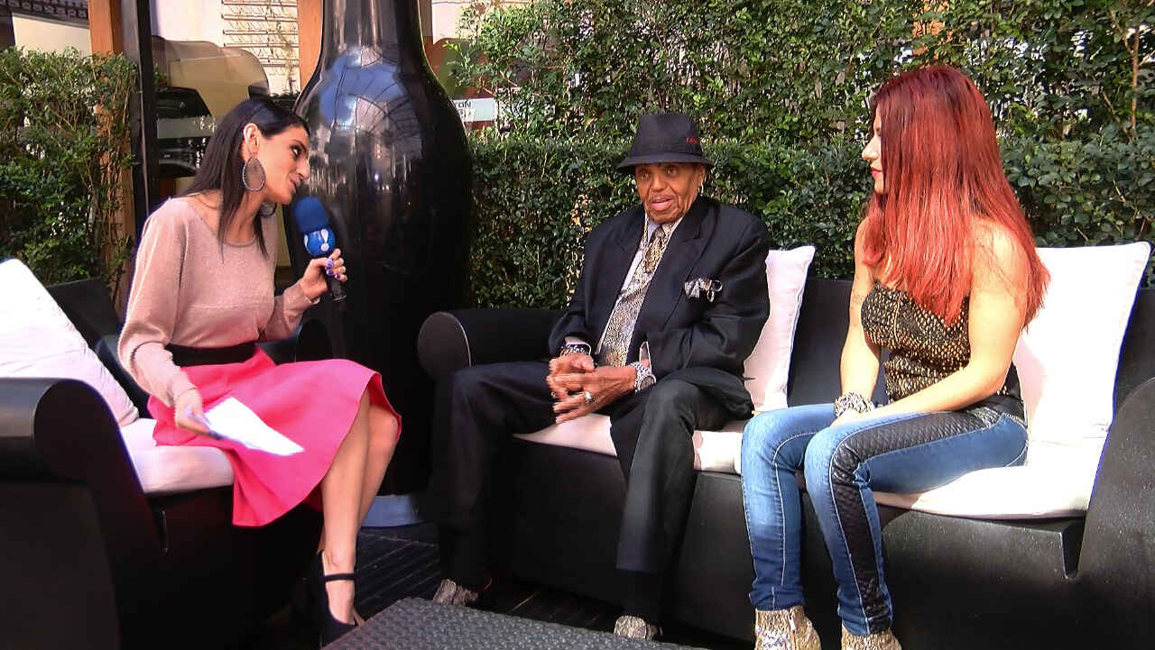 Fernanda Siccherolli entrevistando o empresário americano Joe Jackson em 2016