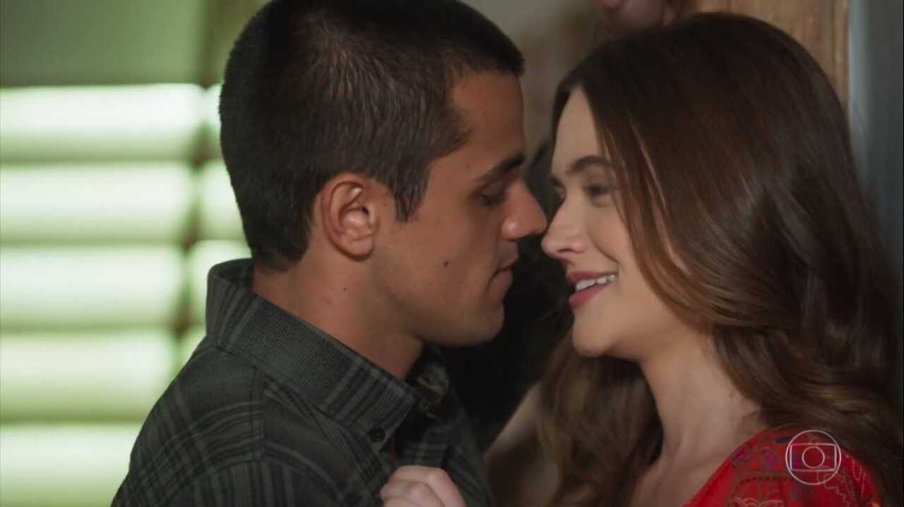 Téo e Luna se preparam para beijar em cena de Salve-se Quem Puder
