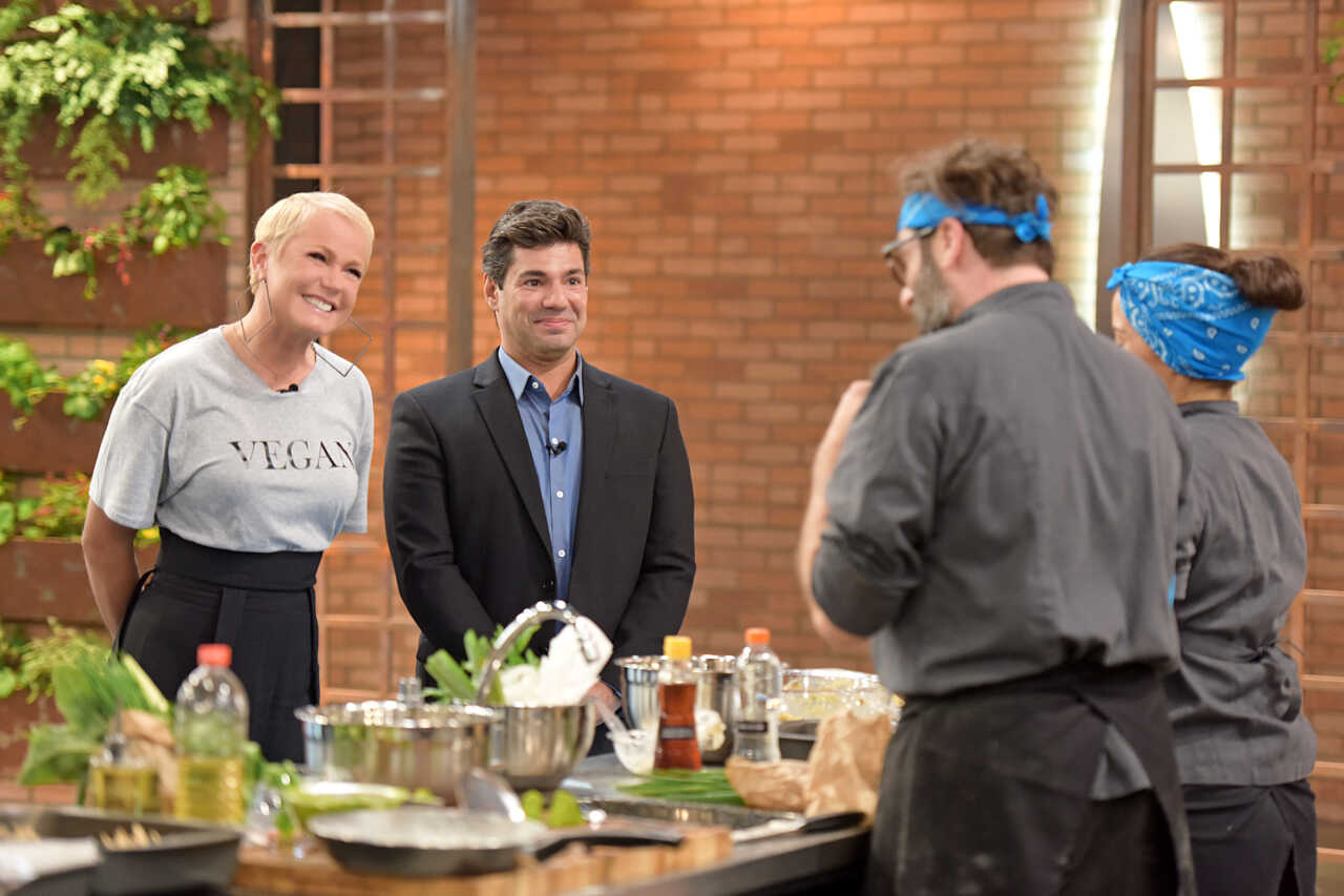 Xuxa conversa com participantes do Top Chef