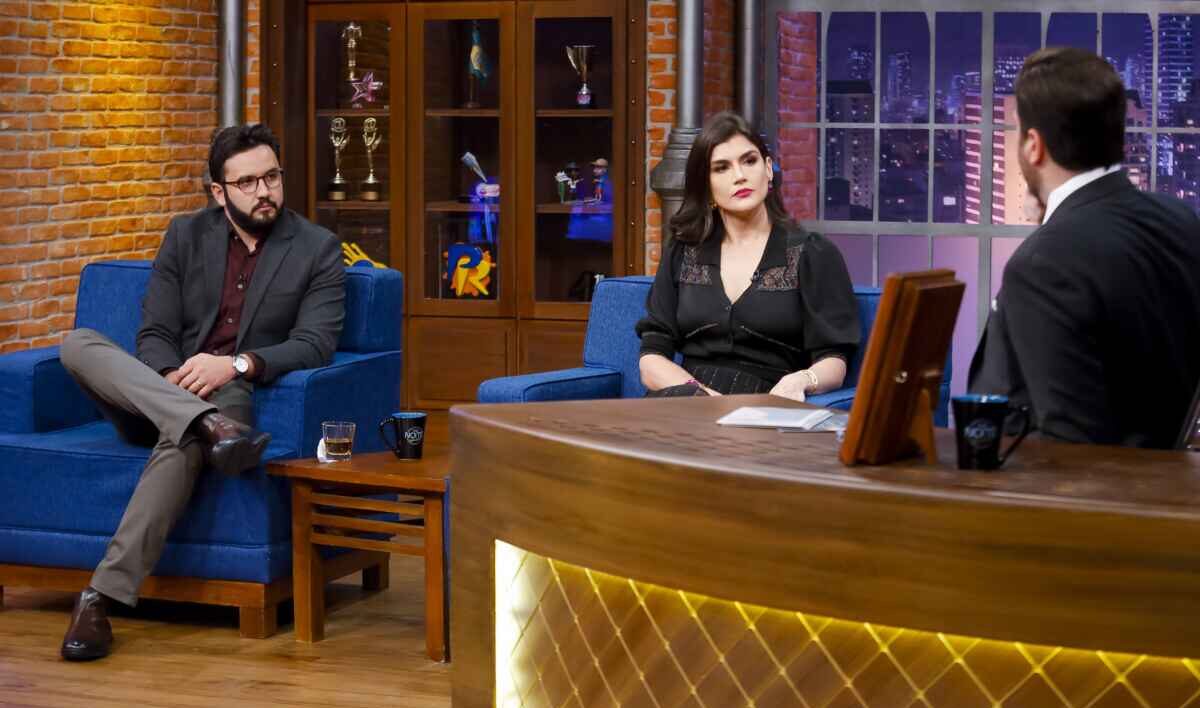 Casal Elisa Moreira e Murillo Ribeiro participandod o The Noite com Danilo Gentili