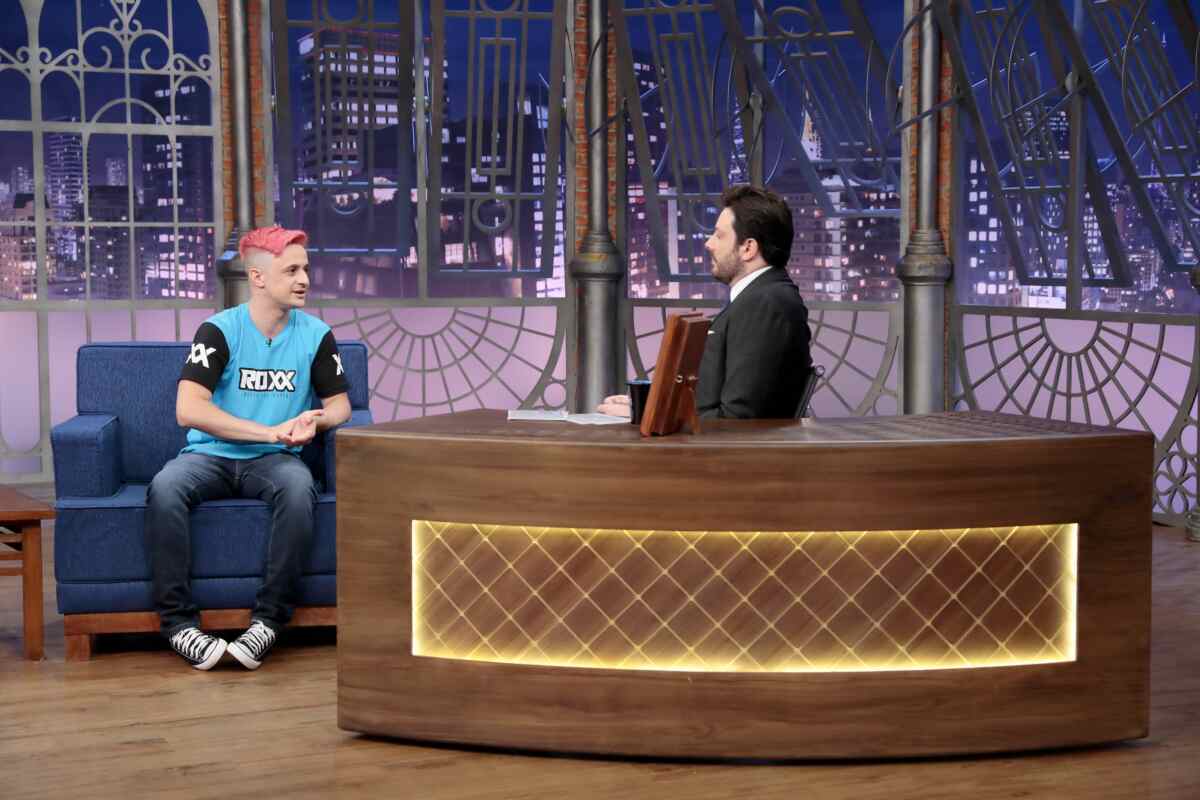 streamer Dilera e Danilo Gentili nos estúdios do The Noite