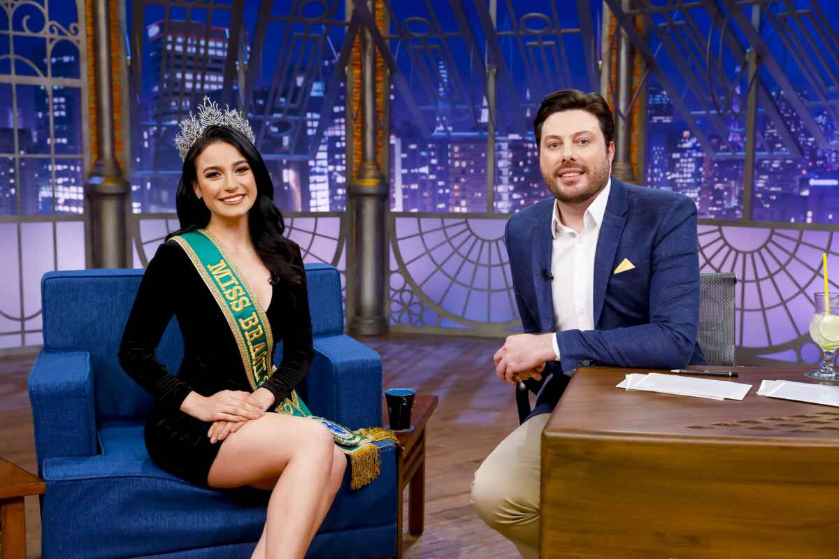 Julia Gama e o apresentador do The Noite, Danilo Gentili
