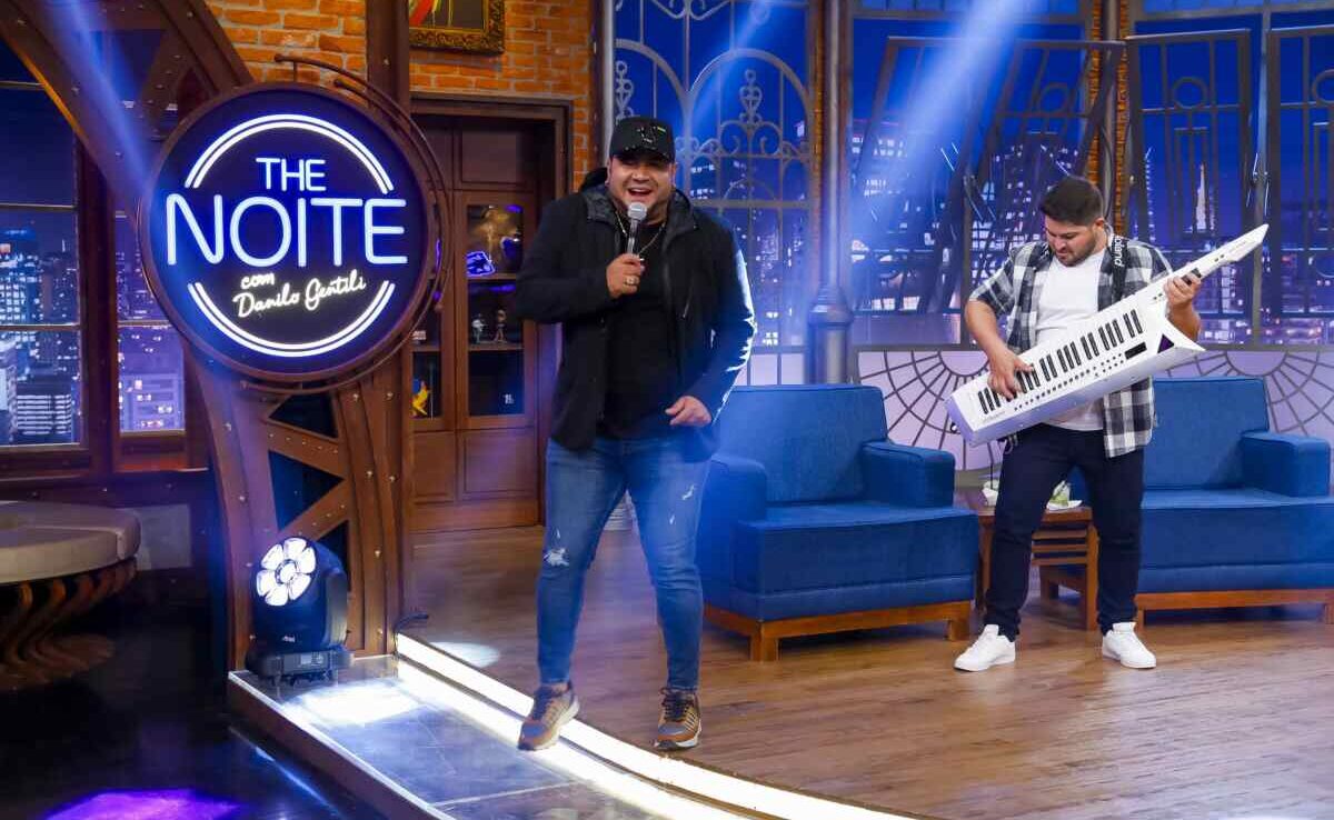 Rodrigo e Felipe, músicos da dupla Os Barões da Pisadinha no The Noite