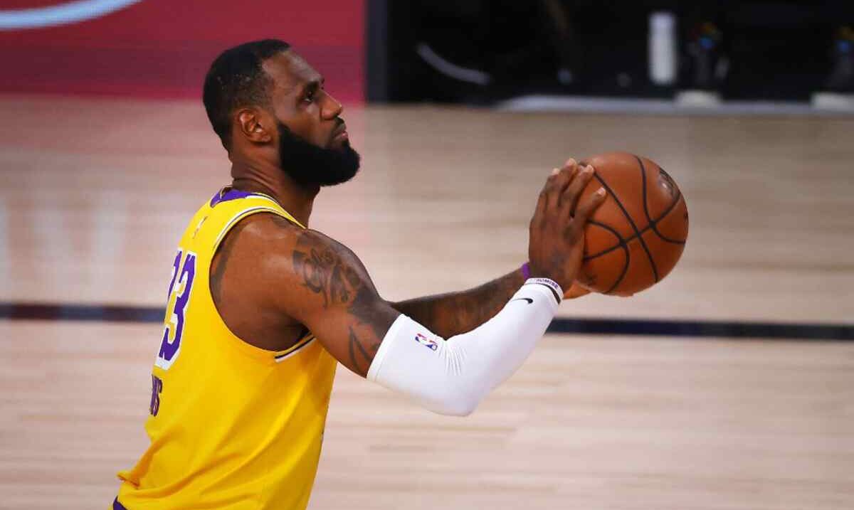 Jogador do Los Angeles Lakers fazendo um arremesso durante uma partida da NBA