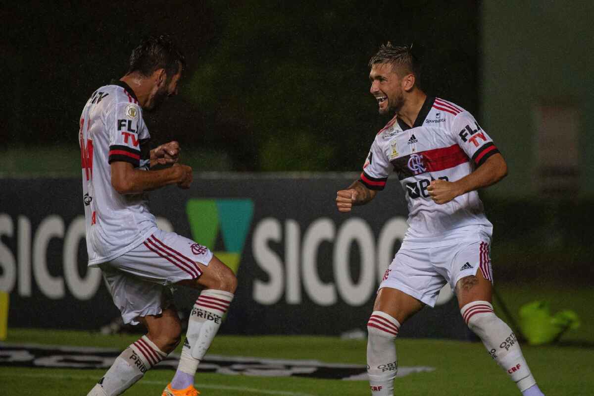 Jogadores comemorando gol com a camisa do Flamengo no último jogo