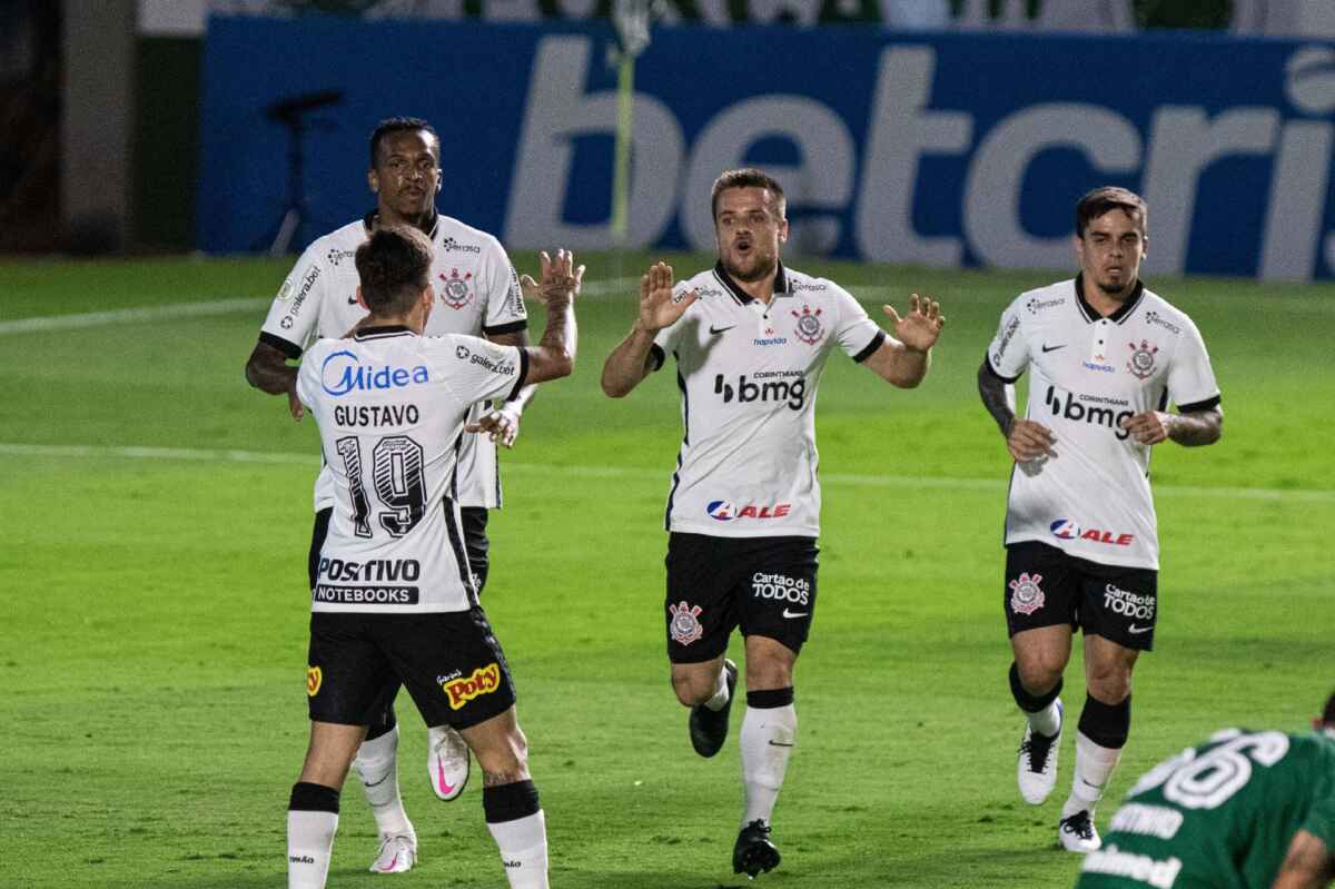 Jogadores Fagner, Ramiro, Gustavo e Jô comemorando um gol pelo Corinthians