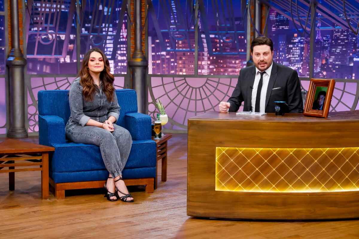 Maquiadora Letícia Gomes e Danilo Gentili durante entrevista ao The Noite