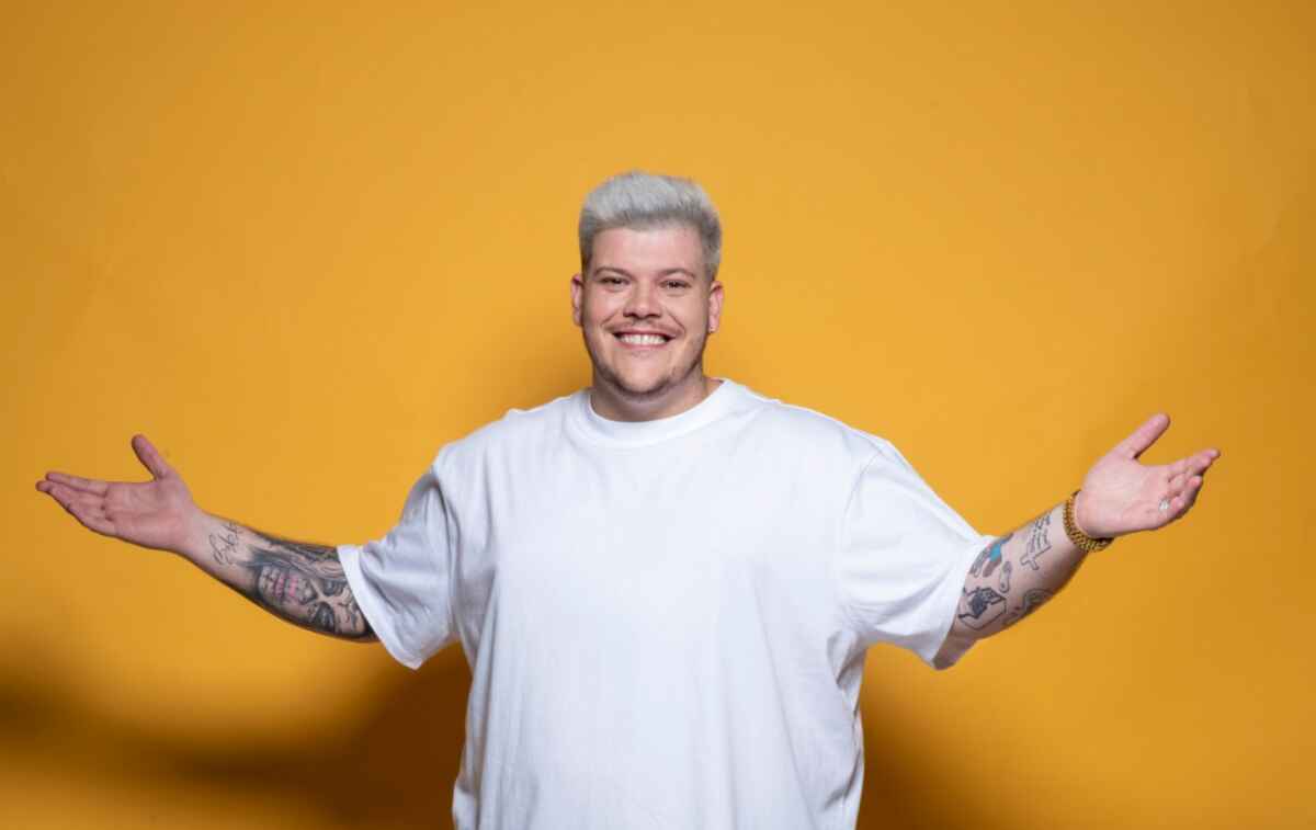 Cantor Ferrugem na frente de um fundo laranja