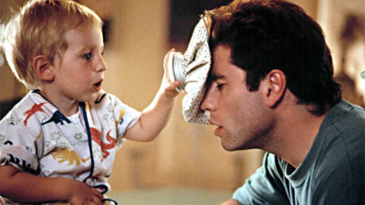 John Travolta em cena do filme Olha Quem está falando