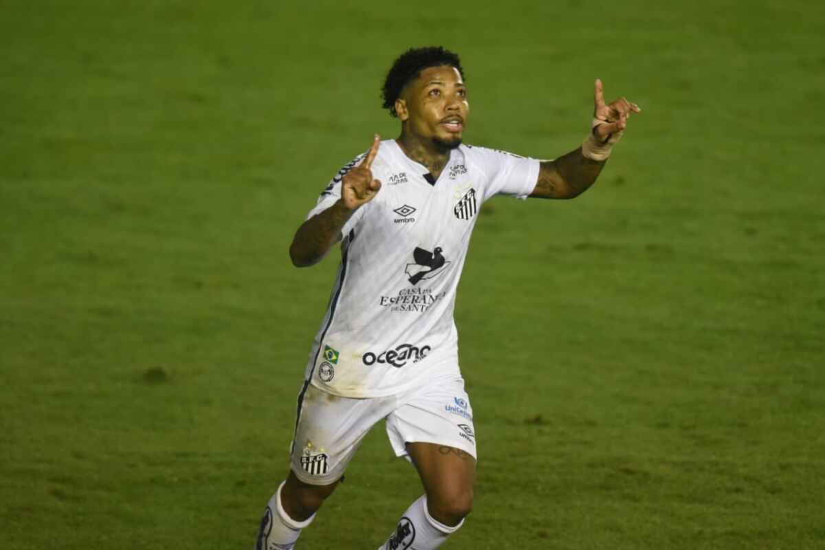 Jogador Marinho comemorado gol com a camisa do Santos