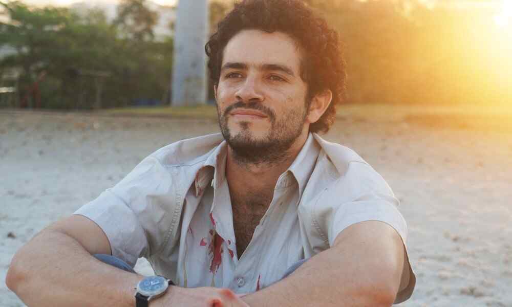 Vinícius de Oliveira está no elenco de Santo Forte, do Globoplay l Imagem: reprodução