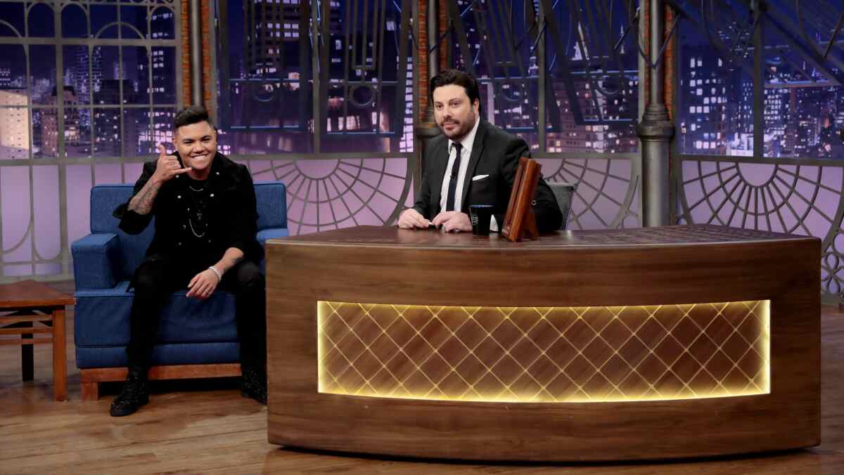 Felipe Araújo e Danilo Gentili no estúdio do The Noite no SBT