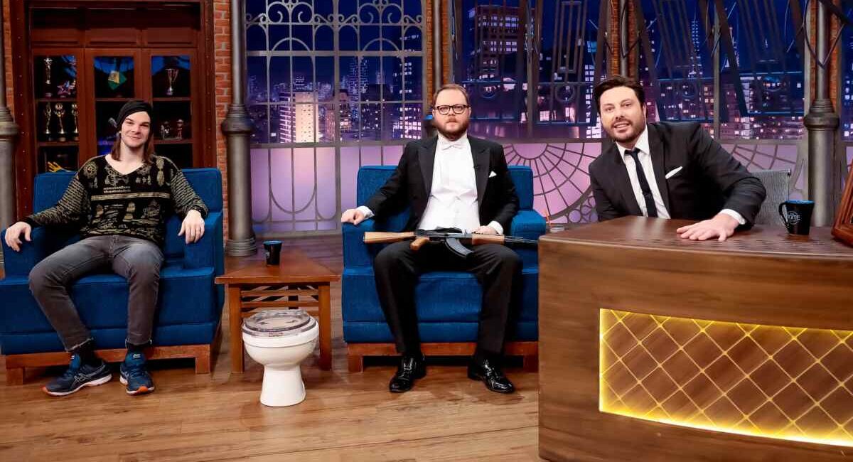 Humoristas Lord Vinheteiro e Zé Graça, ao lado de Danilo Gentili no estúdio do The Noite