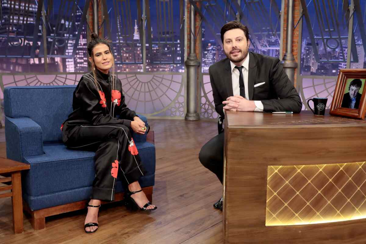 Antônia Morais e Danilo Gentili no estúdio do The Noite