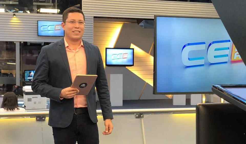Andson Lima no cenário do CE no AR da TV Cidade