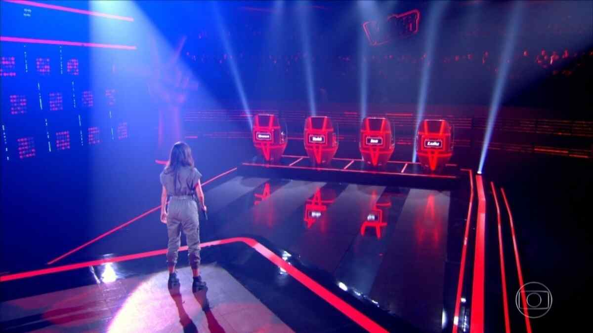 Um candidato se apresentando no palco do The Voice Brasil