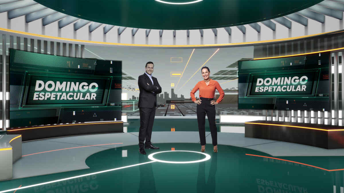 Apresentadores Carolina Ferraz e Eduardo Ribeiro no Domingo Espetacular