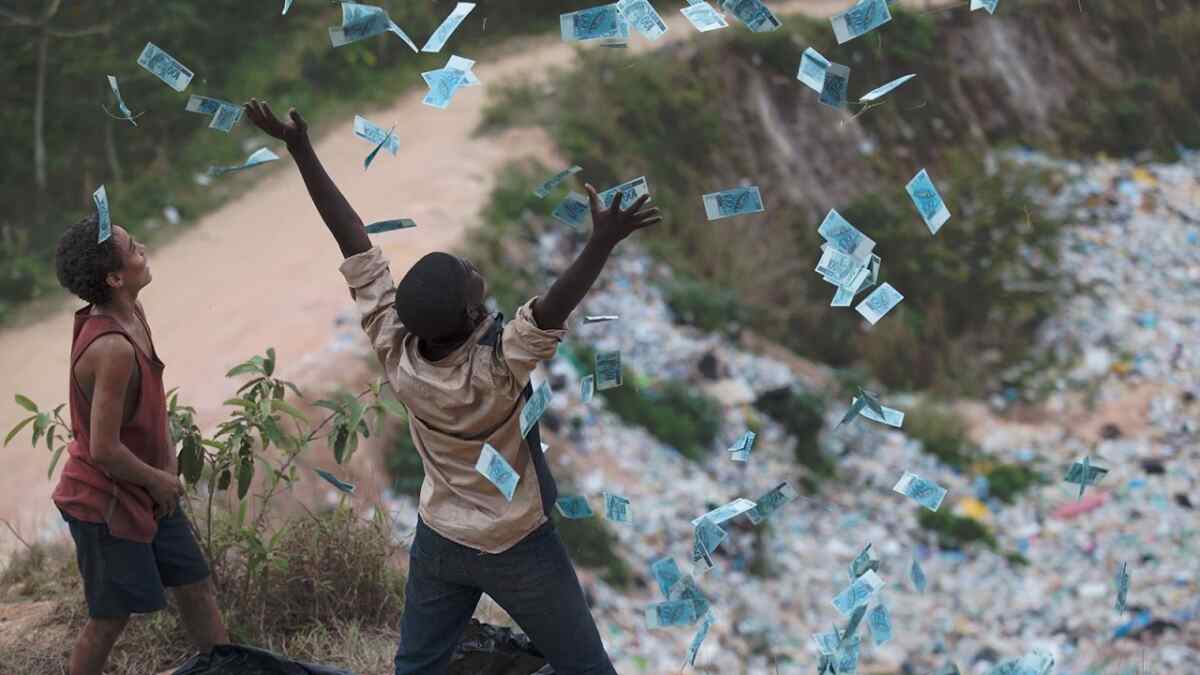 Cena do filme brasileiro Trash - A Esperança Vem Do Lixo, exibido pela Globo no Supercine