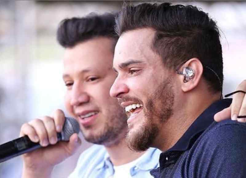 A dupla Cleber e Cauan cantando