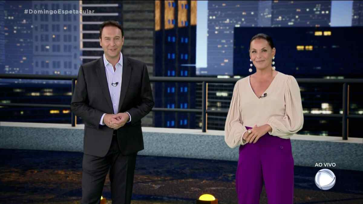 Eduardo Ribeiro e Carolina Ferraz apresentando o Domingo Espetacular desse dia 25 de outubro