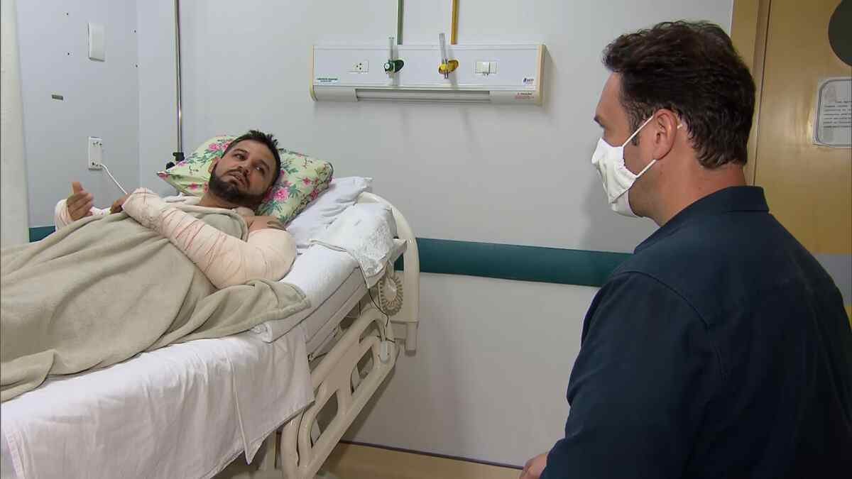 Jornalistas Romano dos Anjos e Eduardo Ribeiro durante entrevista no quarto de hospital