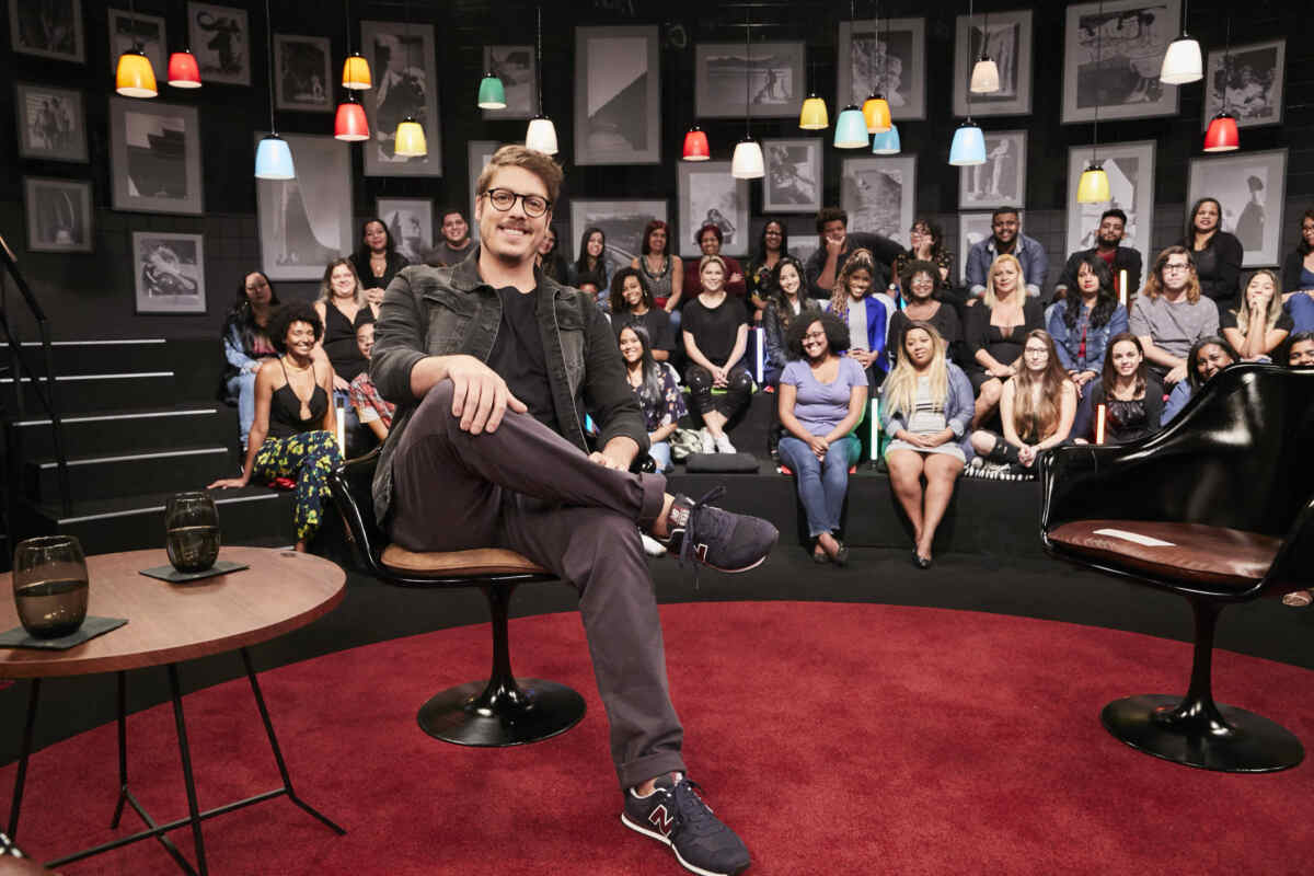 Apresentador Fábio Porchat no estúdio do Que História É Essa Porchat? na frente da plateia do programa