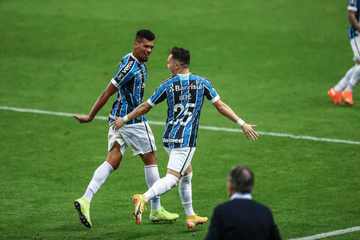 Jogadores do Grêmio comemorando gol contra a Universidad Católica pela Libertadores 2020