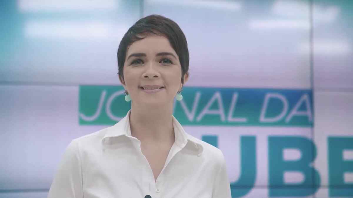 Jornalista Isly Viana na chamada de estreia do Jornal da Clube, já no estúdio do telejornal