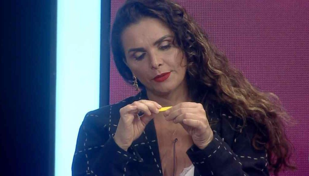 Luiza Ambiel lixa as unhas durante votação da sexta roça de A Fazenda 12