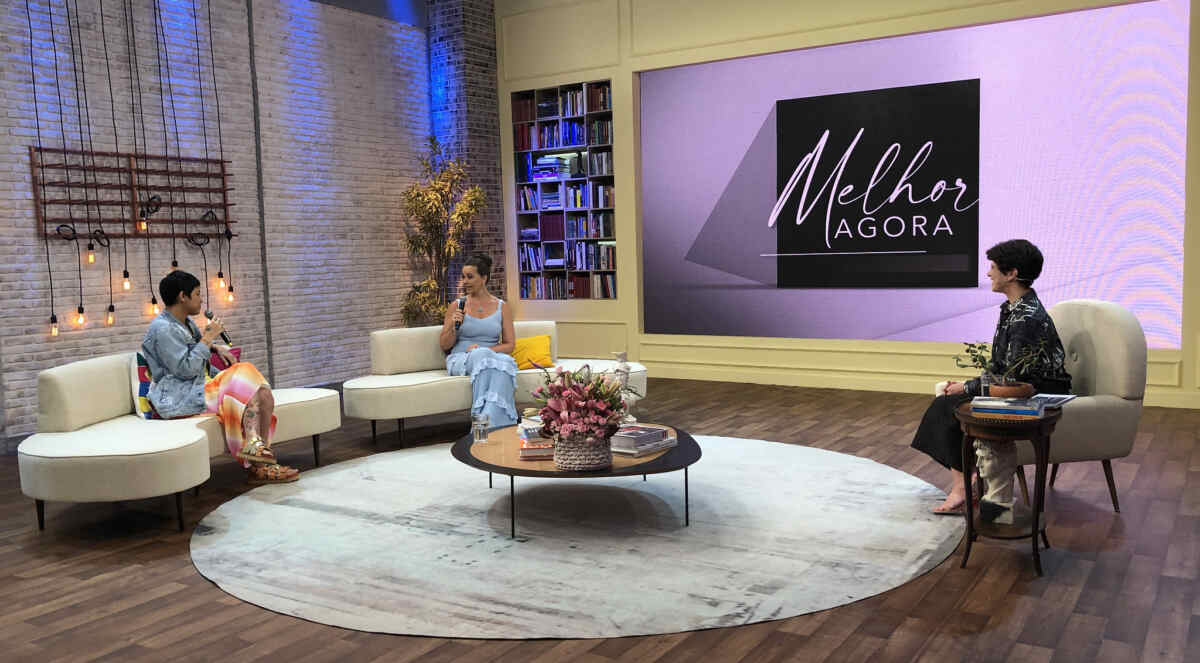 Kell Smith e Carla Vilhena no sofá do 'Melhor Agora', conversando com Mariana Godoy