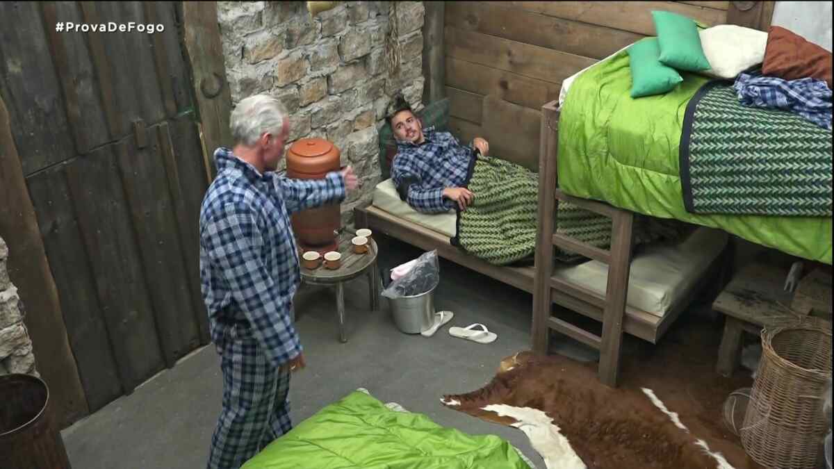 Mateus discute com Biel na baia