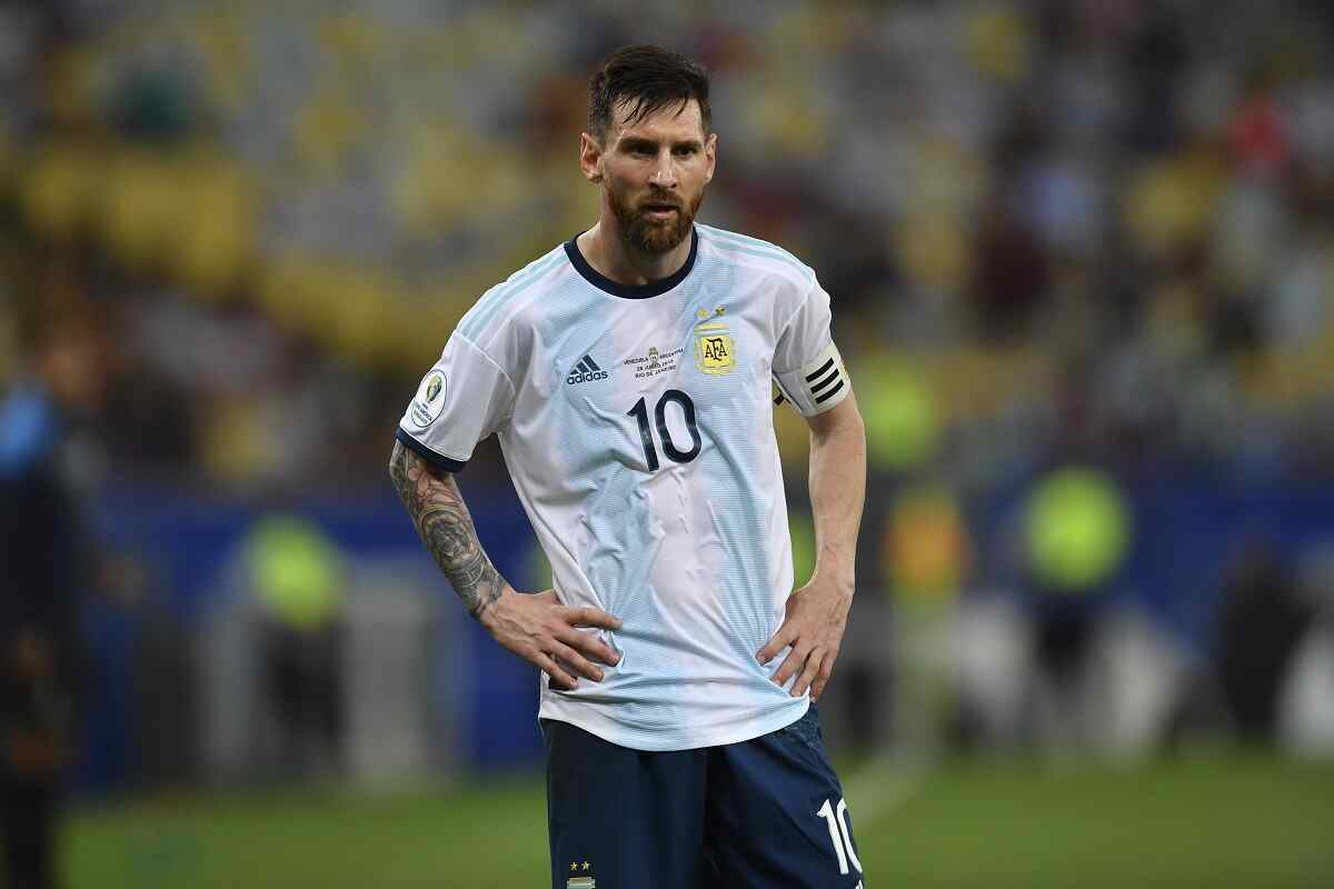 Jogador Messi em campo com a Camisa da Argentina