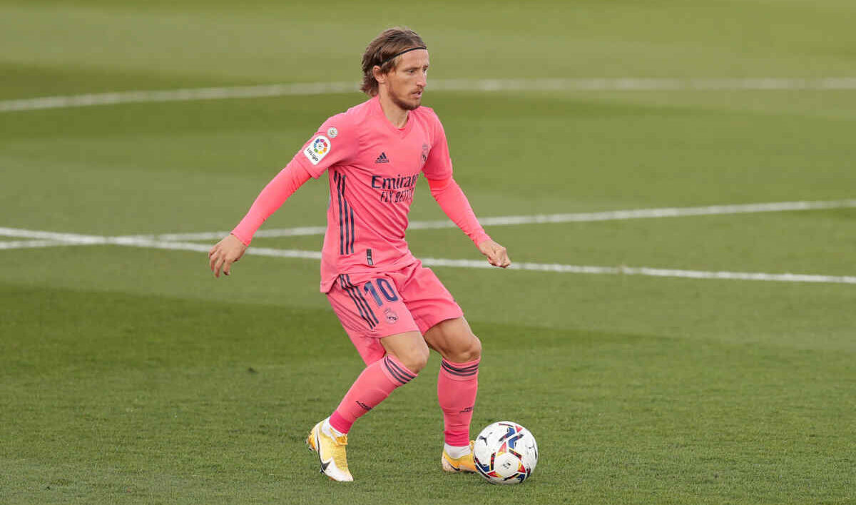 Jogador Luka Modric em campo com a camisa do Real Madrid