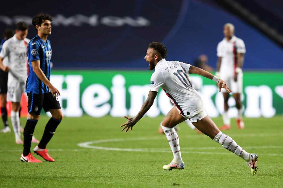 Neymar em campo com a camisa do PSG pela Liga dos Campeões