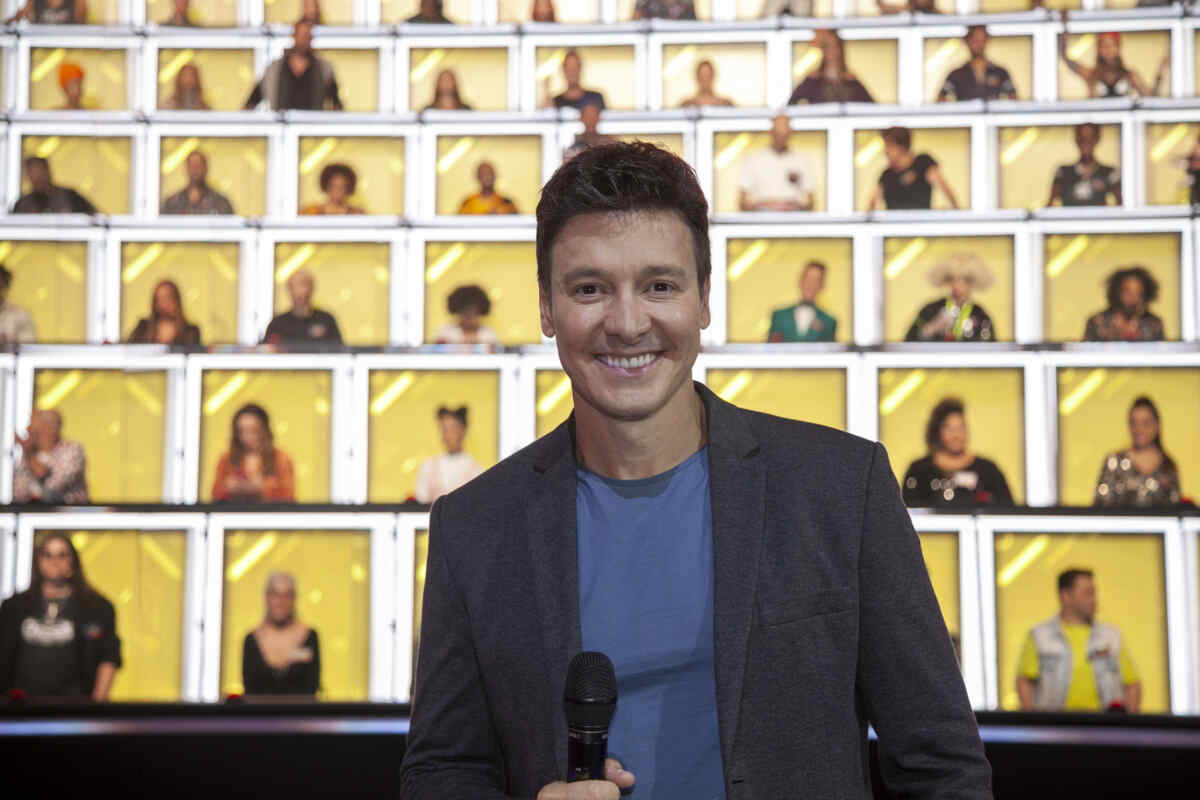 RodrigoFaro no cenário do Canta Comigo
