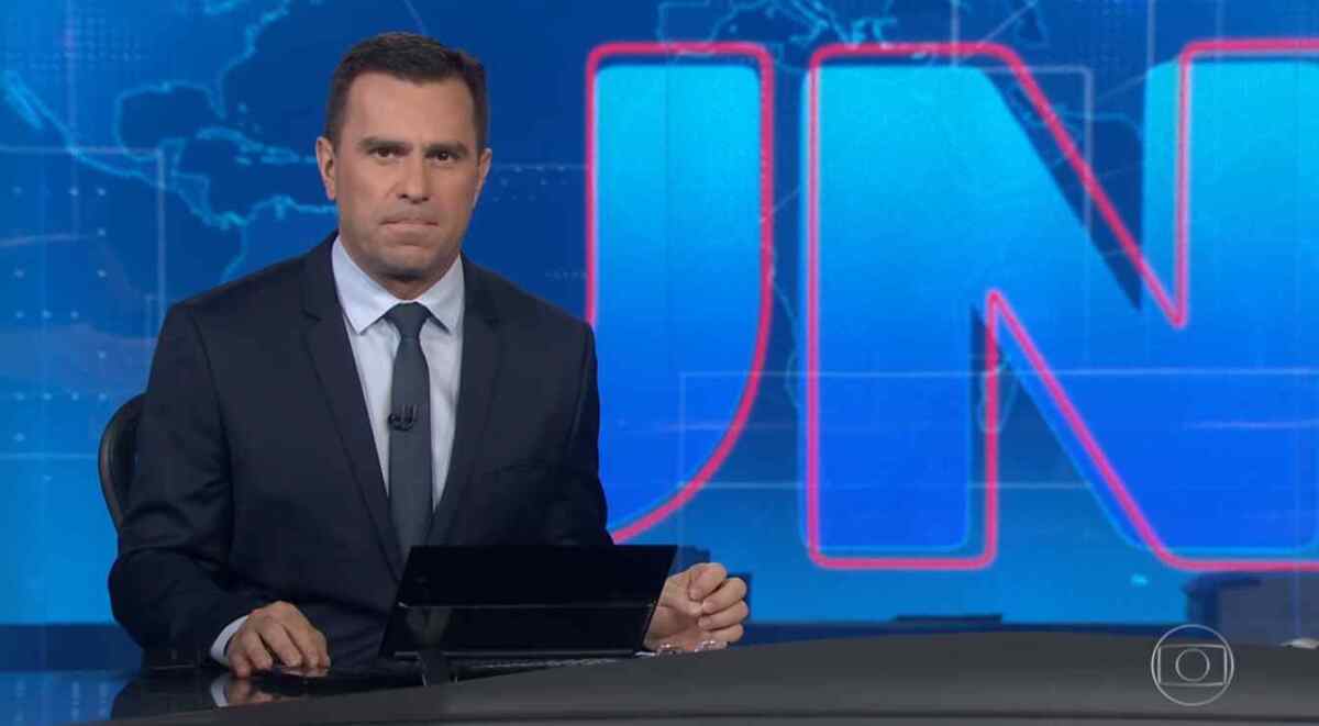Rodrigo Bocardi no estúdio do Jornal Nacional
