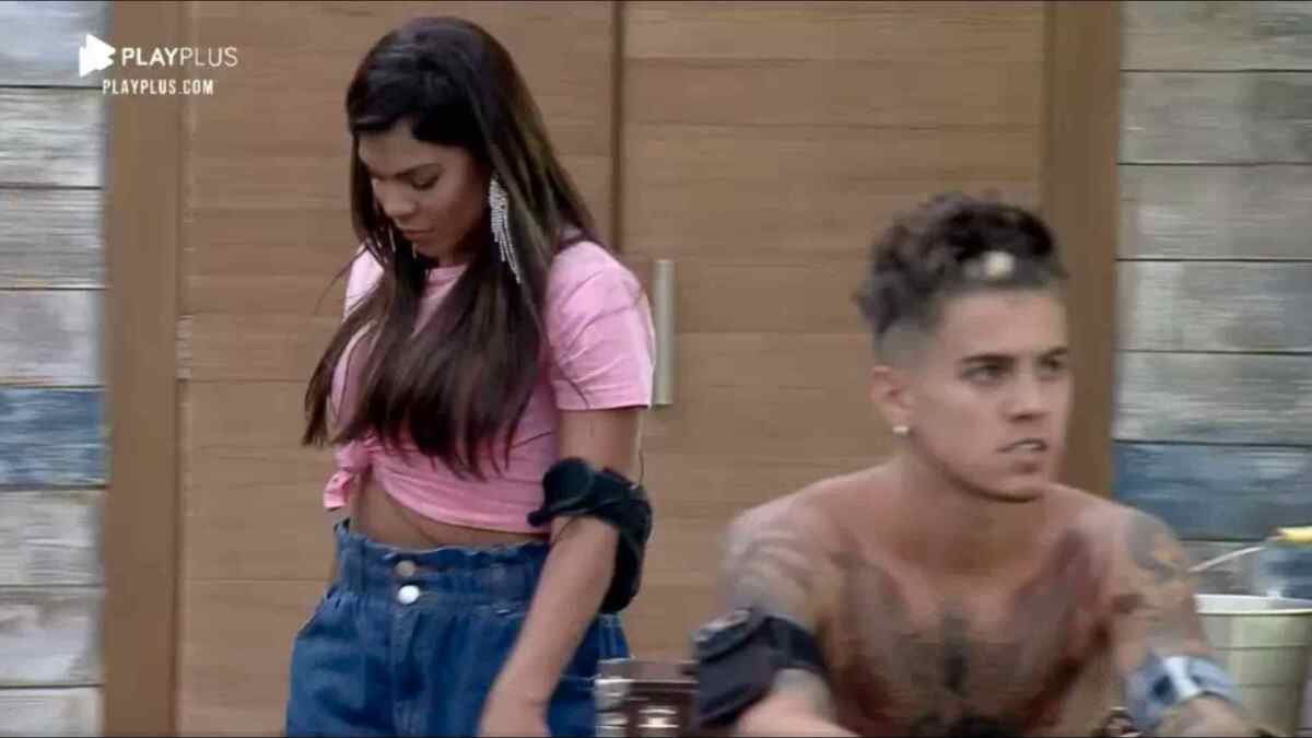 Tays entra no quarto e quase flagra Biel falando dela