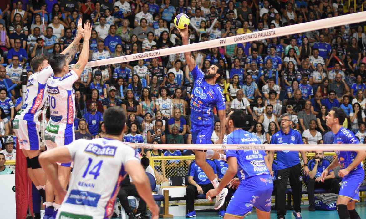 Time masculino do Taubaté durante uma partida da temporada passada da Superliga