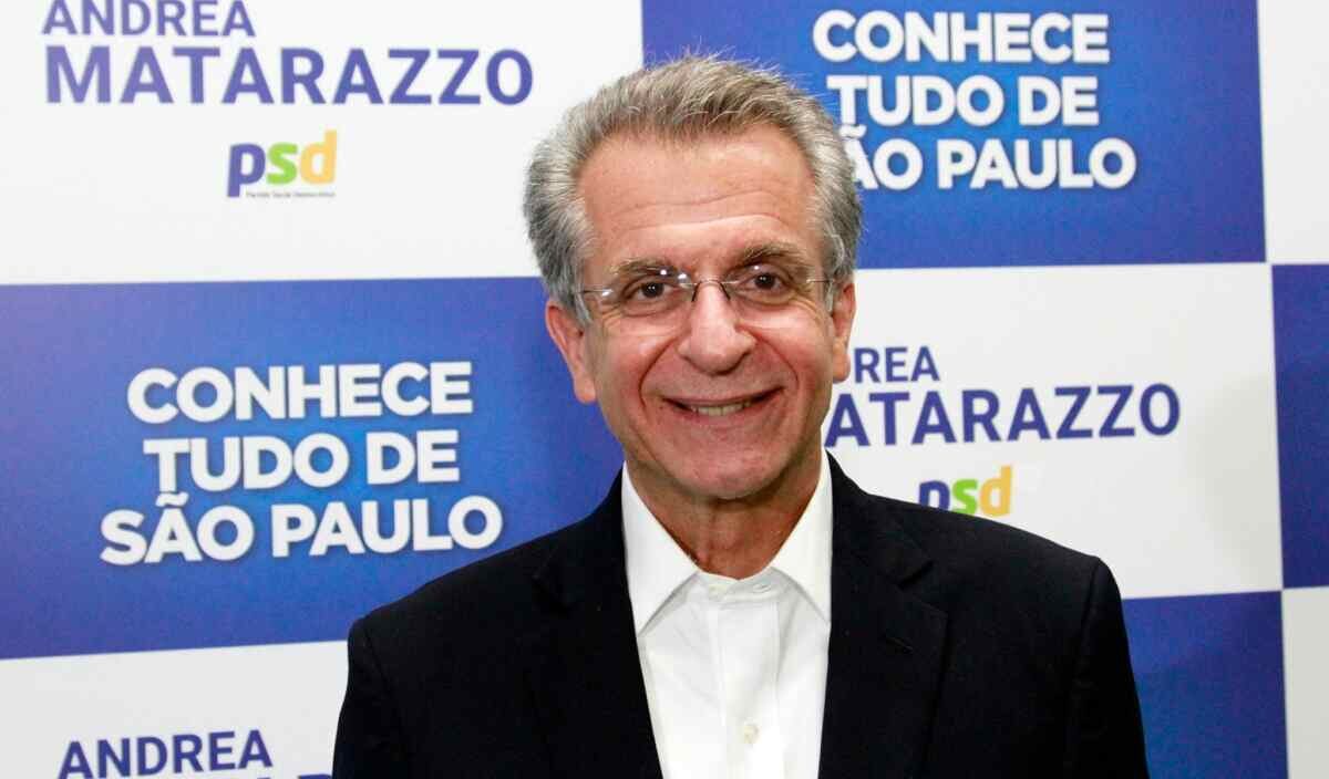 Andrea Matarazzo em frente a uma banner de divulgação de sua campanha. Ele será o entrevistado do Band Eleições dessa semana