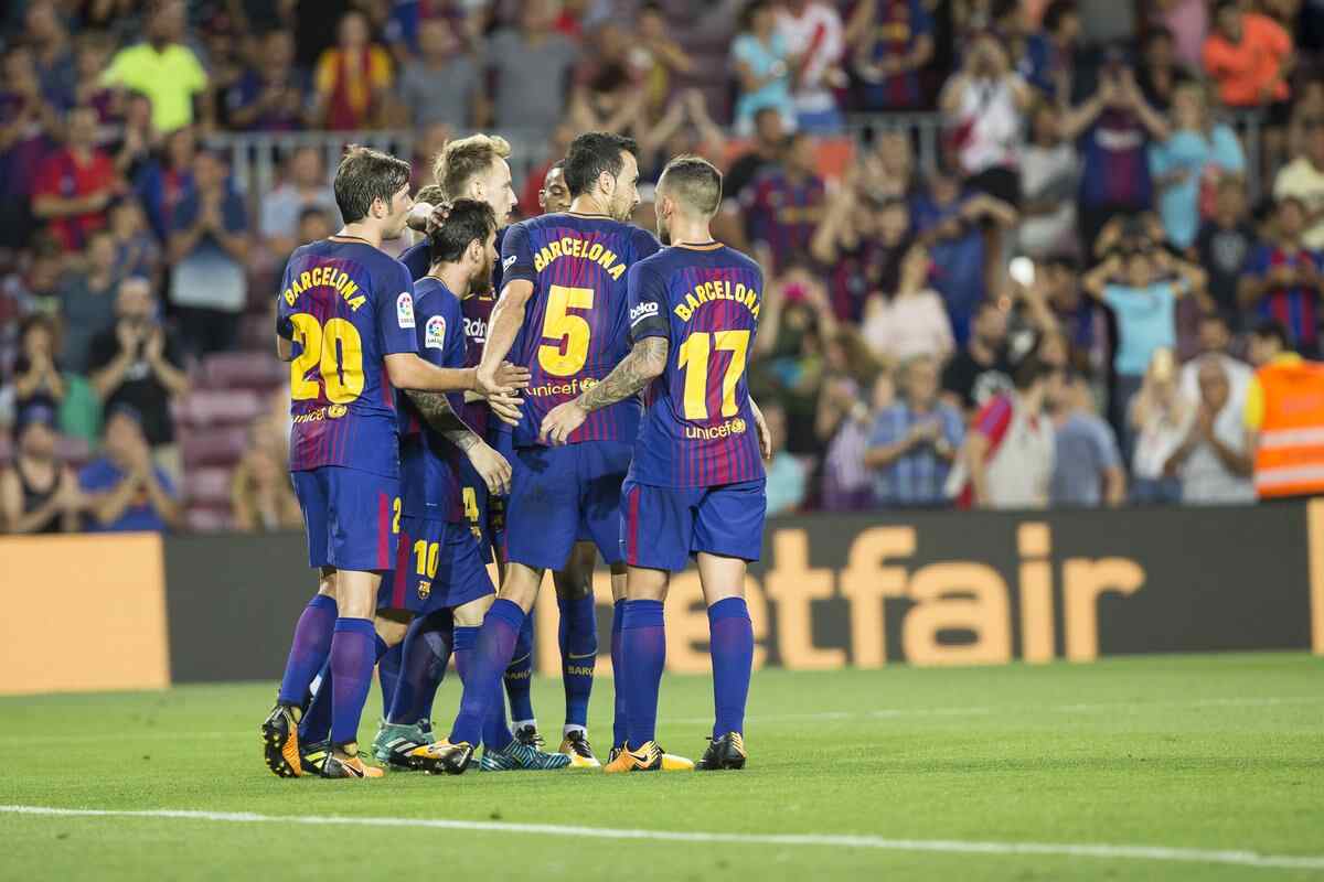 Messi em campo com a camisa do Barcelona no duelo contra o Alavés pela temporada passada