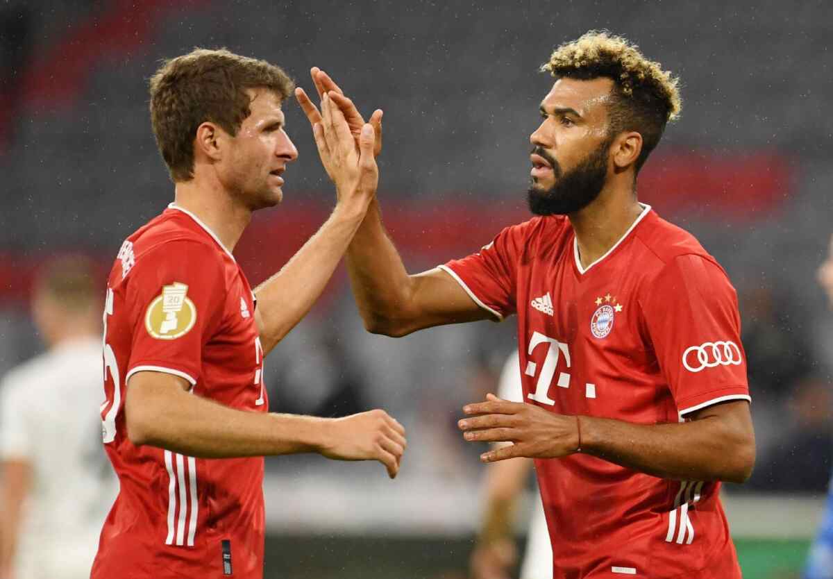 Douglas Costa com a camisa do Bayern de Munique