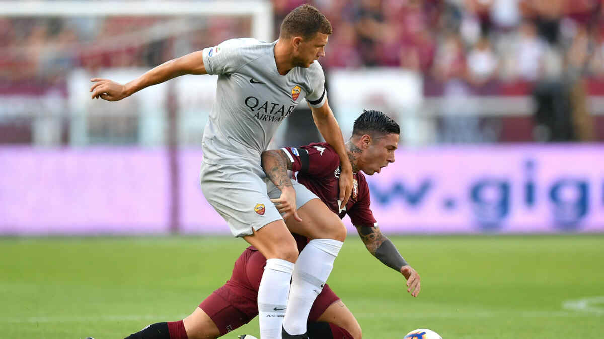 Jogador Edin Dzeko durante uma partida da Roma. Ele será um dos jogadores em campo no duelo contra o Milan
