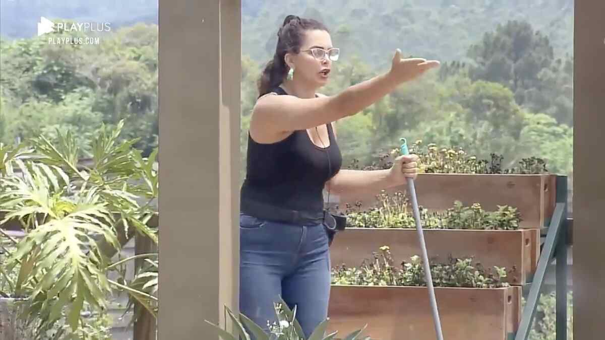 Luiza Ambiel e Raissa Barbosa trocam acusações em "A Fazenda 12"