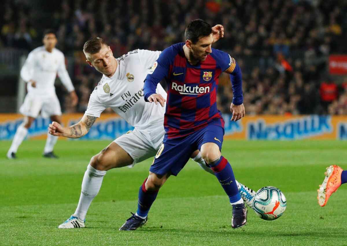 Messi e Kross durante uma partida entre Barcelona e Real Madrid pelo Campeonato Espanhol do ano passado