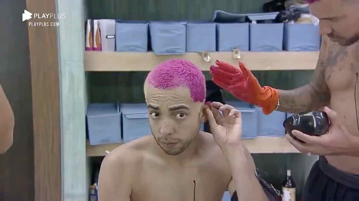 Em dia de eliminação, Lucas Maciel e Lipe Ribeiro pintam o cabelo de rosa em "A Fazenda 12"
