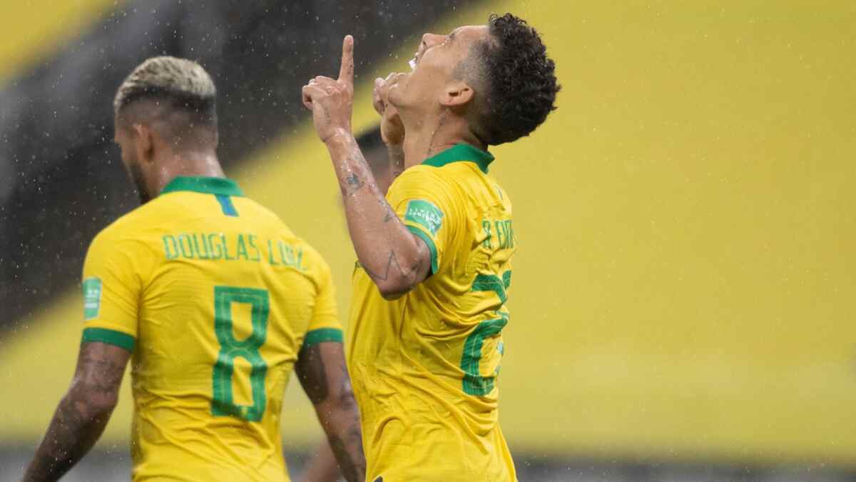 Roberto Firmino comemorando gol com a camisa do Brasil no duelo contra a Bolívia