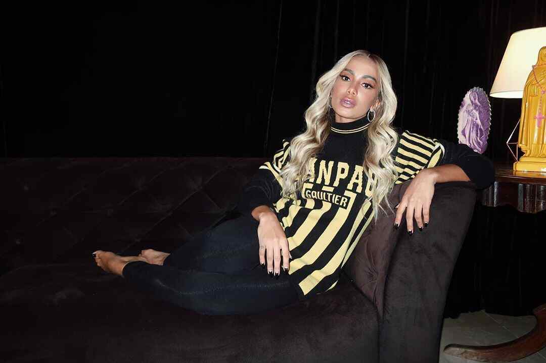 Cantora Anitta posa para a Netflix
