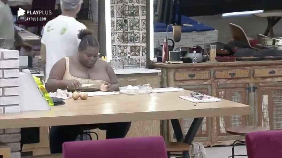 Jojo Todynho e Lipe Ribeiro se desentendem na cozinha em "A Fazenda 12"