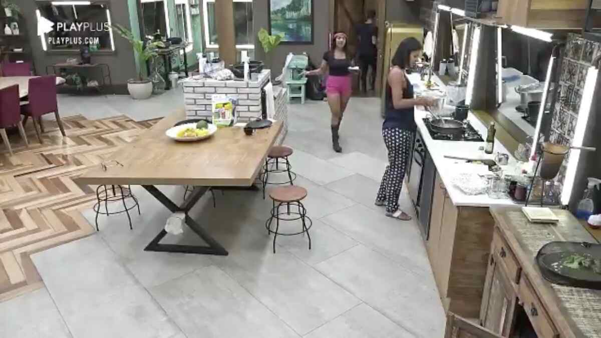 Tays Reis e Jakelyne Oliveira separa ovos do restante da casa em "A Fazenda 12"